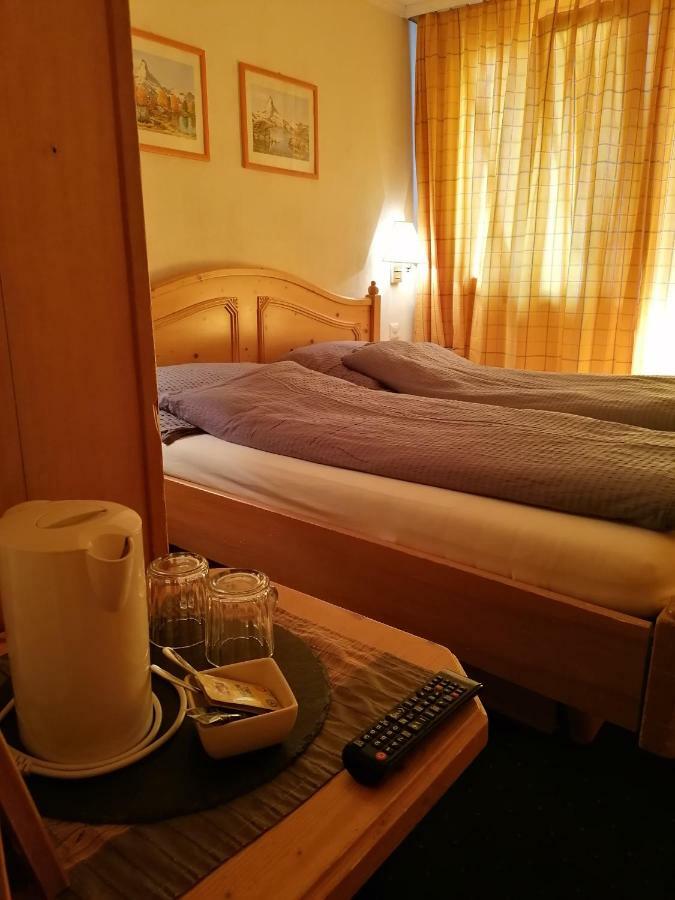 Petit Helvetia Budget Hotel เซอร์แมท ภายนอก รูปภาพ